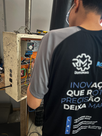 Manutenção de Máquina Rotuladora